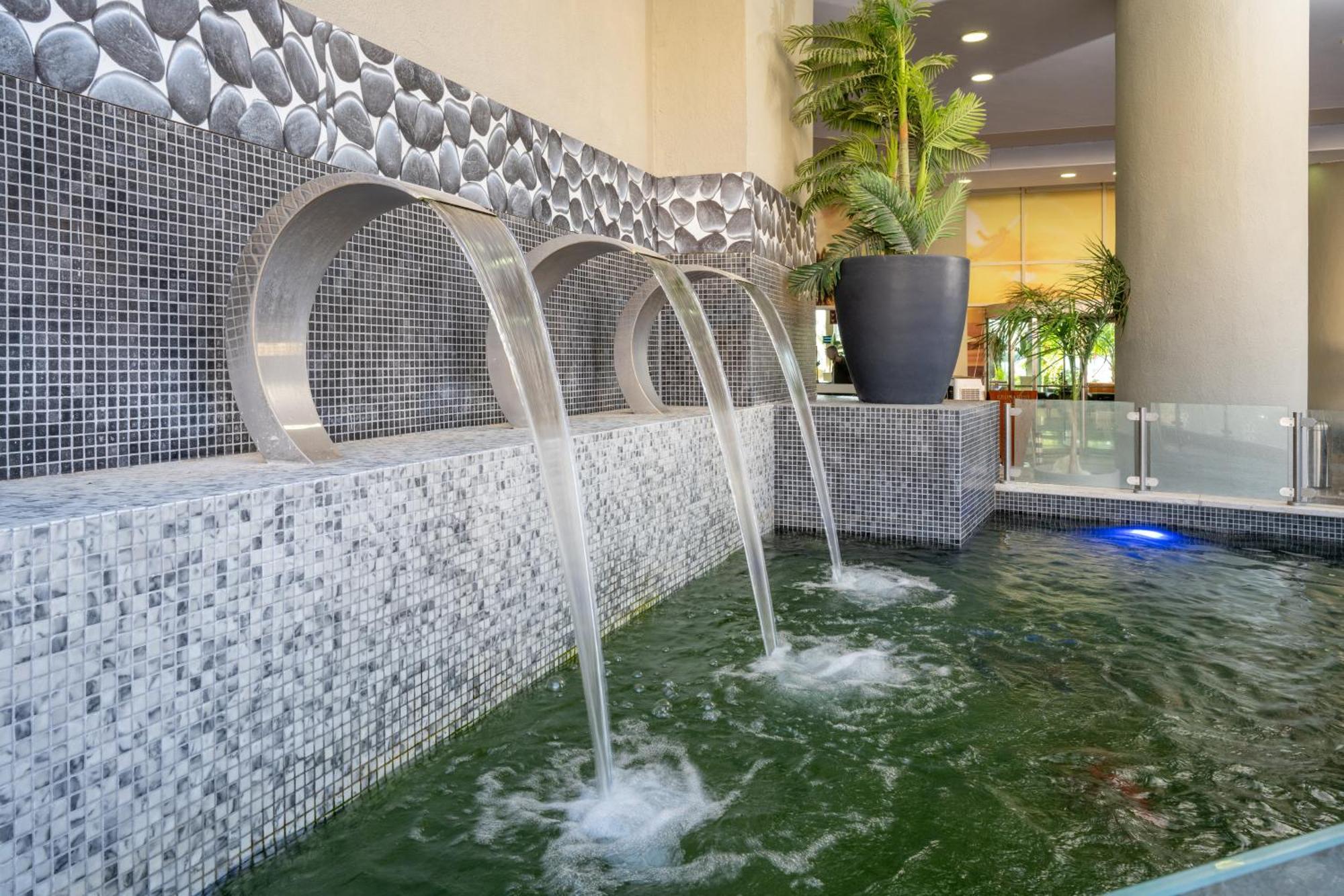 Leonardo Club Hotel Dead Sea Neve Zohar Eksteriør bilde Fountain at the lobby